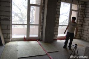 Андрей Зотов укладывает акустическую вату