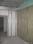 Каркас дополнительной конструкции изоляции воздушного шума на стадии заполнения воздушного зазора звукопоглощающим материалом.